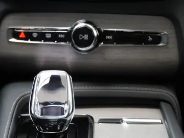 XC90 T8 Ultra Dark Recharge Plug-In Hybrid AWD