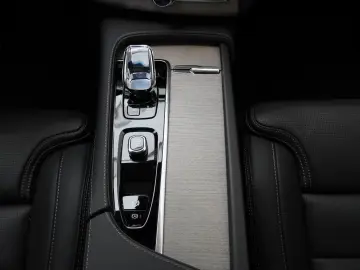 XC90 T8 Ultra Dark Recharge Plug-In Hybrid AWD