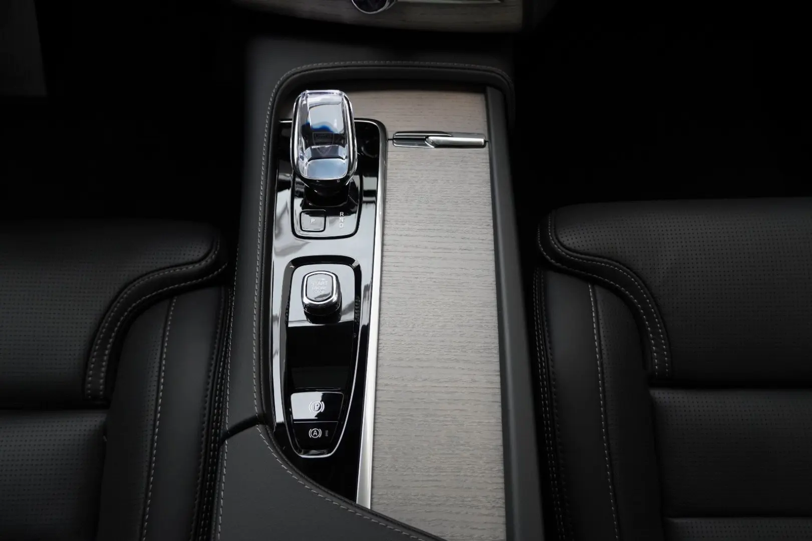 XC90 T8 Ultra Dark Recharge Plug-In Hybrid AWD