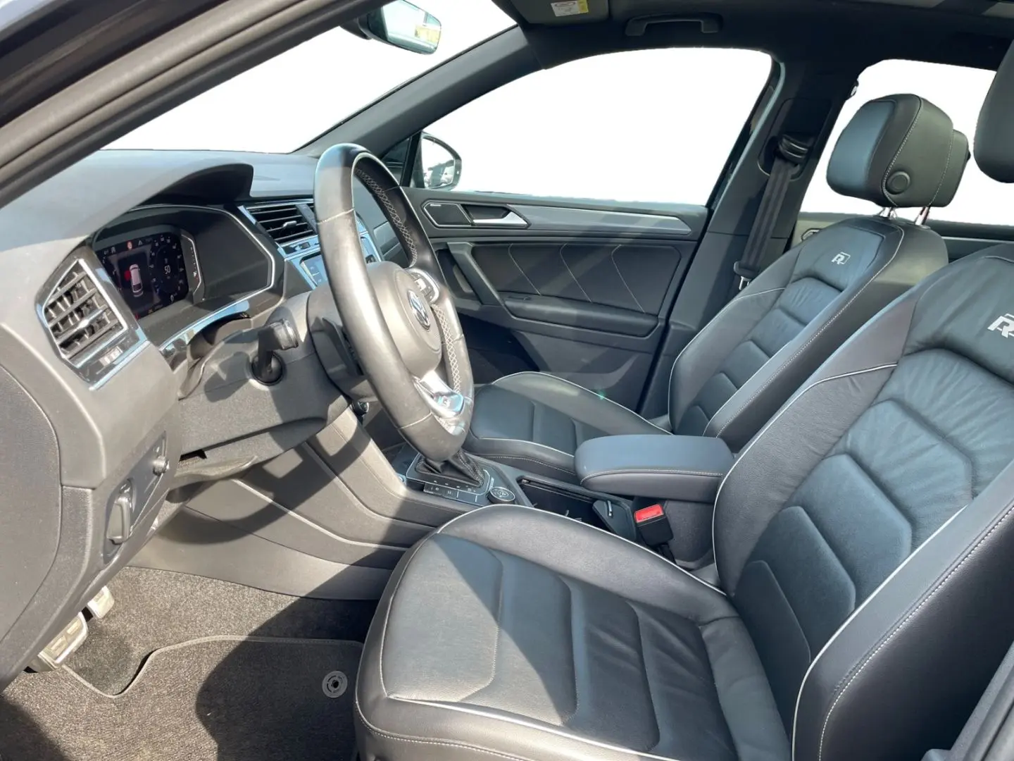 Tiguan R-Line Black Style 2.0 TSI LED/NAVI/STHZ/