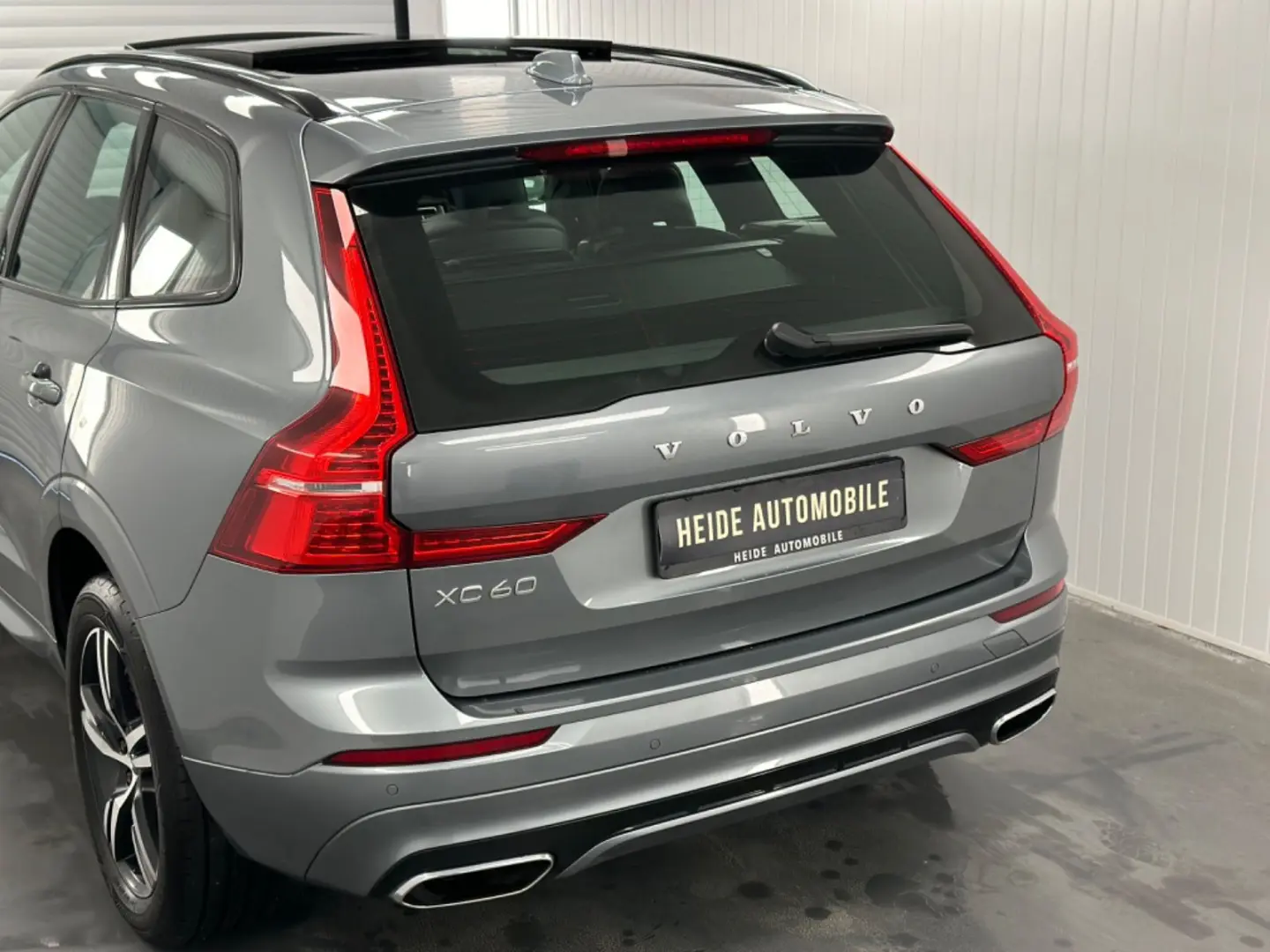 XC60 R Design T8  Recharge Plug-In Hybrid AWD