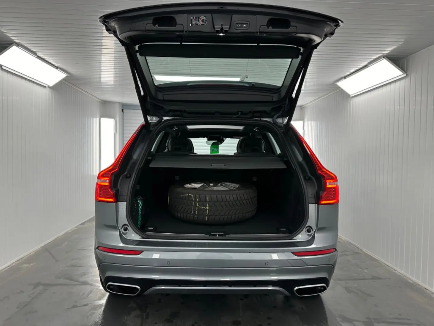 XC60 R Design T8  Recharge Plug-In Hybrid AWD