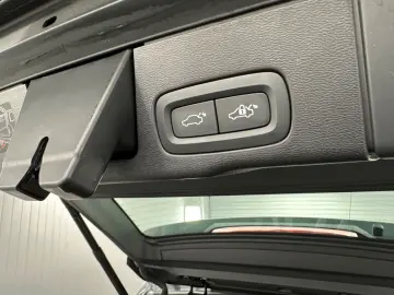 XC60 R Design T8  Recharge Plug-In Hybrid AWD