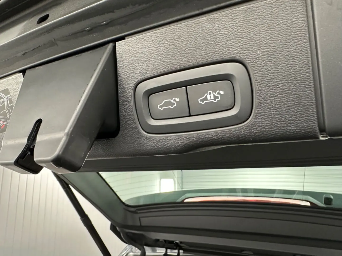 XC60 R Design T8  Recharge Plug-In Hybrid AWD