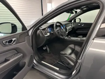 XC60 R Design T8  Recharge Plug-In Hybrid AWD