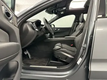 XC60 R Design T8  Recharge Plug-In Hybrid AWD