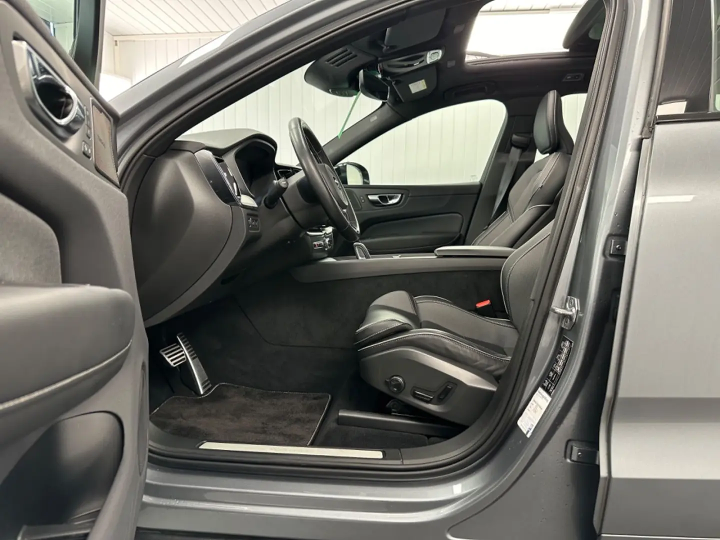 XC60 R Design T8  Recharge Plug-In Hybrid AWD