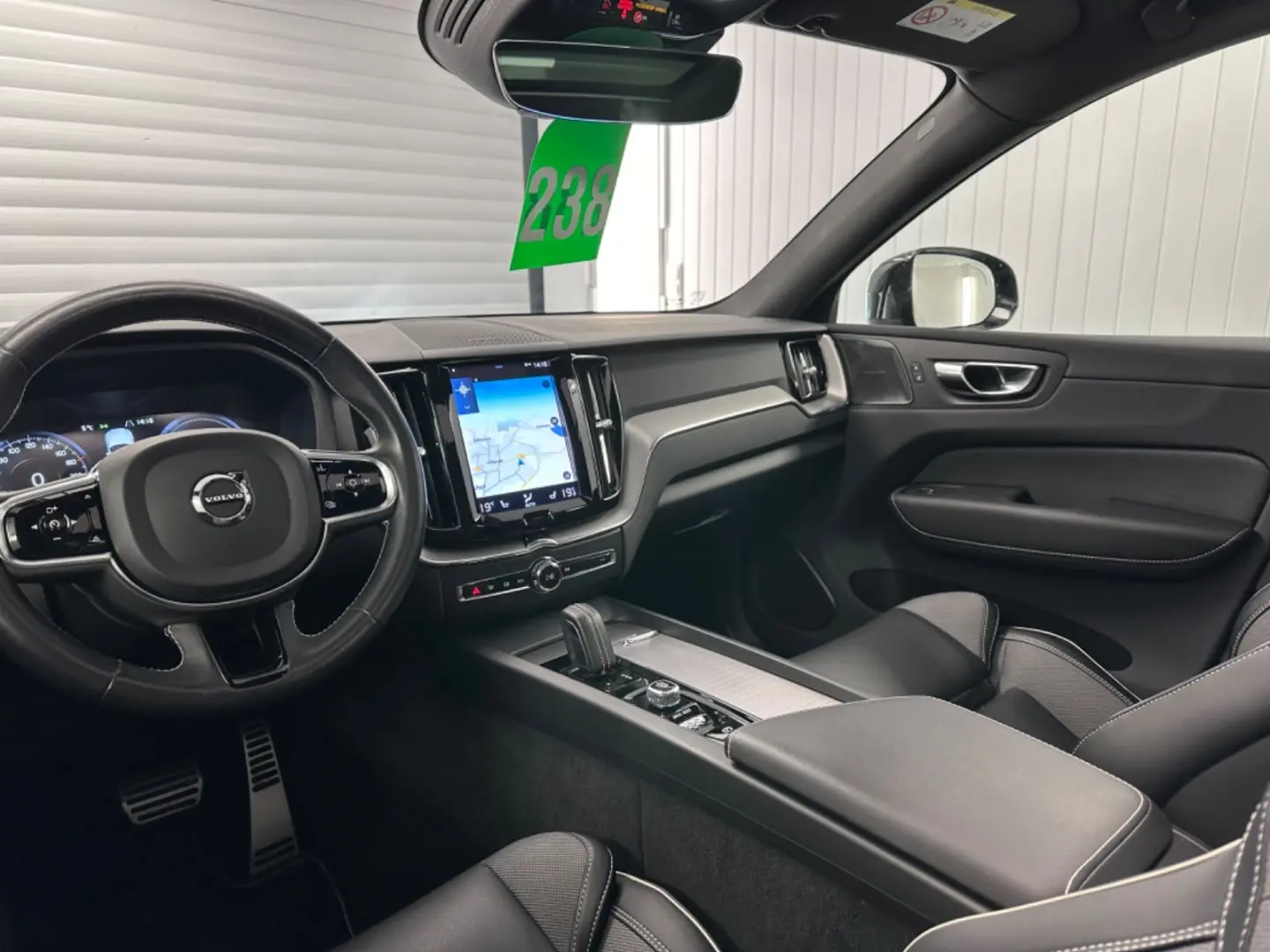 XC60 R Design T8  Recharge Plug-In Hybrid AWD