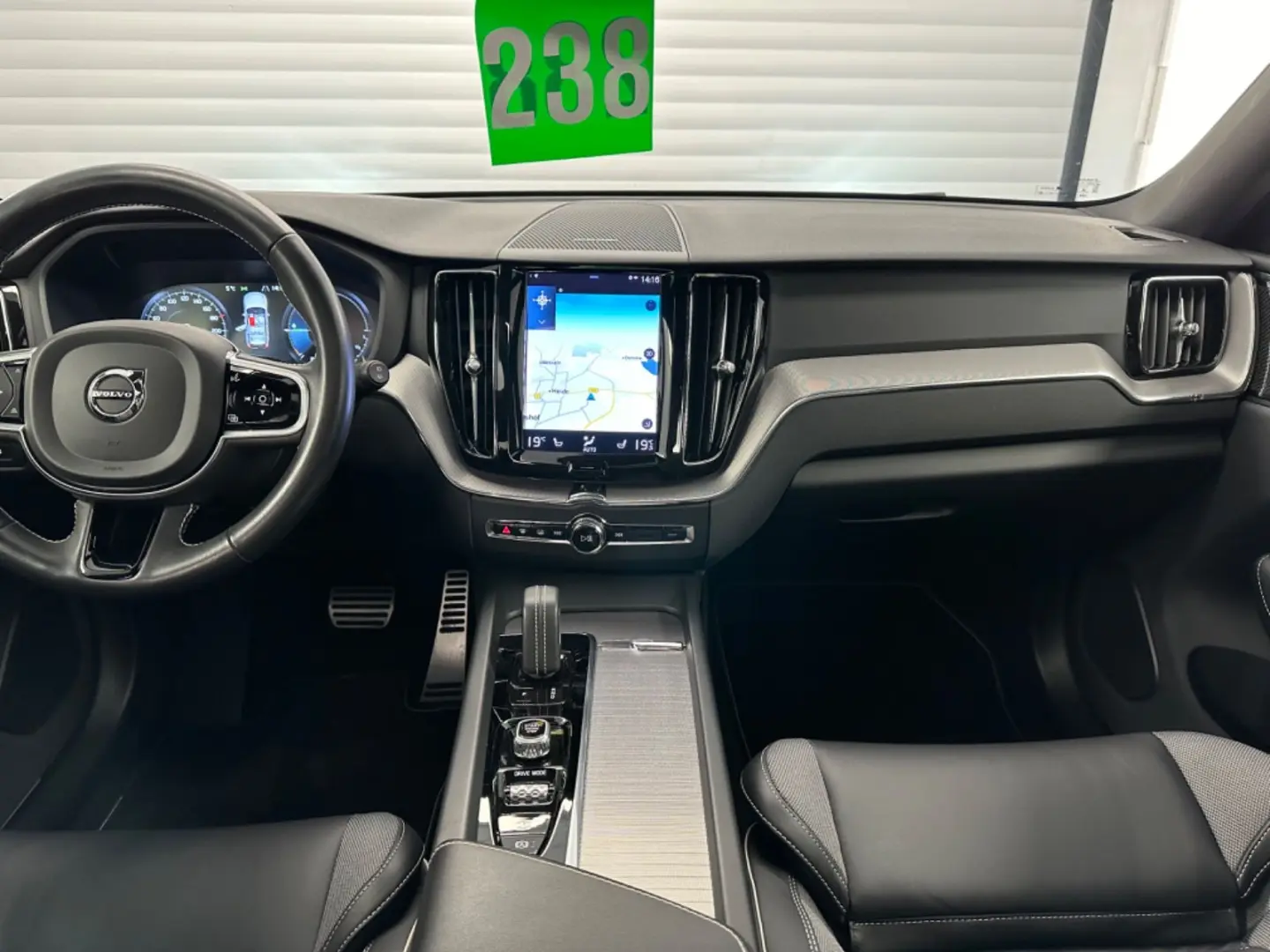 XC60 R Design T8  Recharge Plug-In Hybrid AWD
