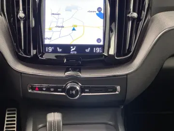 XC60 R Design T8  Recharge Plug-In Hybrid AWD