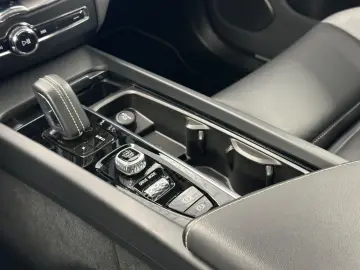 XC60 R Design T8  Recharge Plug-In Hybrid AWD