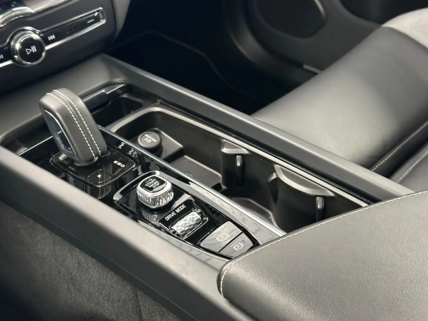 XC60 R Design T8  Recharge Plug-In Hybrid AWD