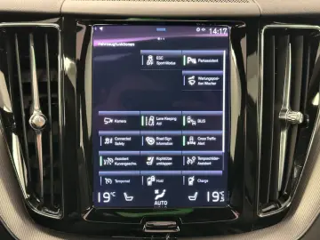 XC60 R Design T8  Recharge Plug-In Hybrid AWD