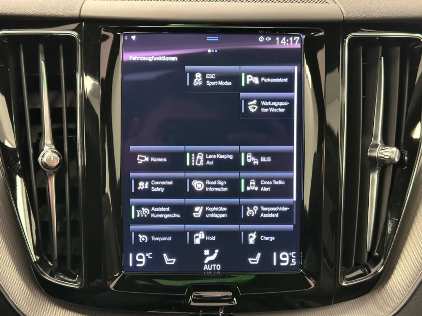 XC60 R Design T8  Recharge Plug-In Hybrid AWD