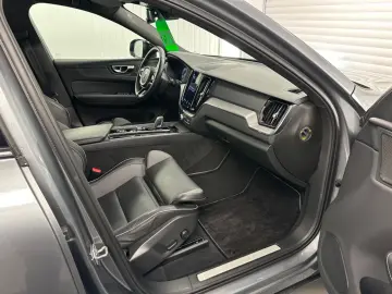 XC60 R Design T8  Recharge Plug-In Hybrid AWD