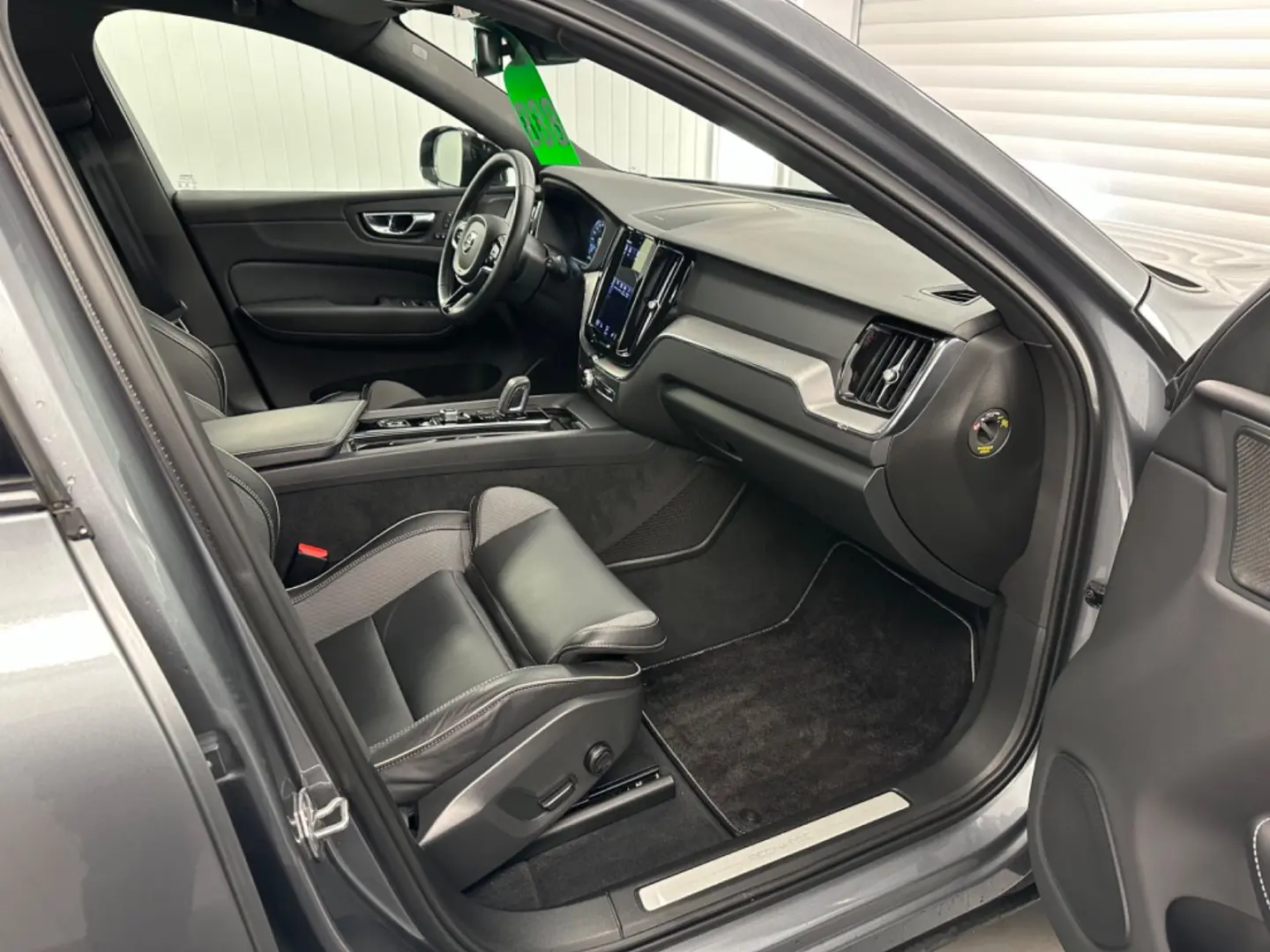 XC60 R Design T8  Recharge Plug-In Hybrid AWD