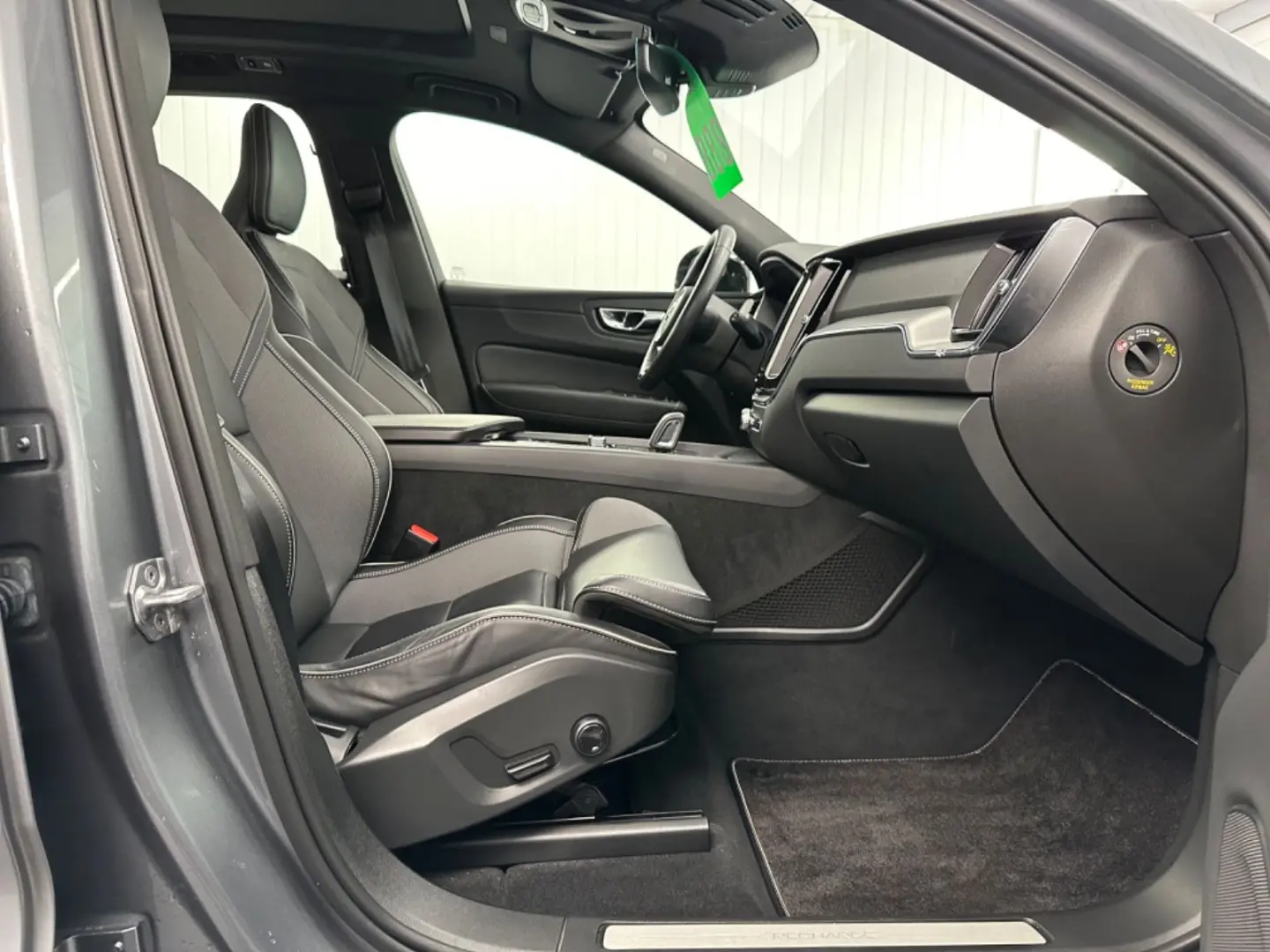 XC60 R Design T8  Recharge Plug-In Hybrid AWD