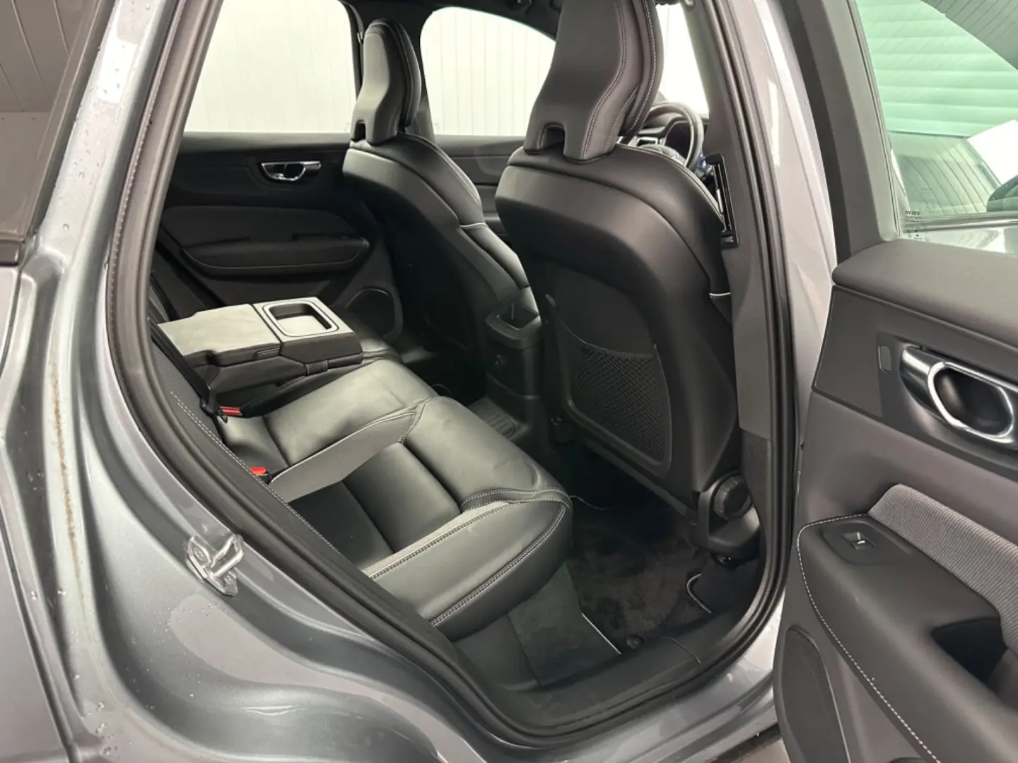 XC60 R Design T8  Recharge Plug-In Hybrid AWD