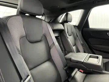 XC60 R Design T8  Recharge Plug-In Hybrid AWD