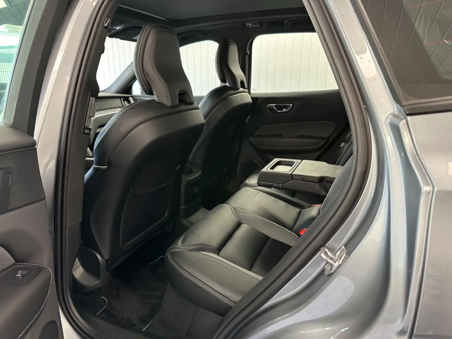 XC60 R Design T8  Recharge Plug-In Hybrid AWD