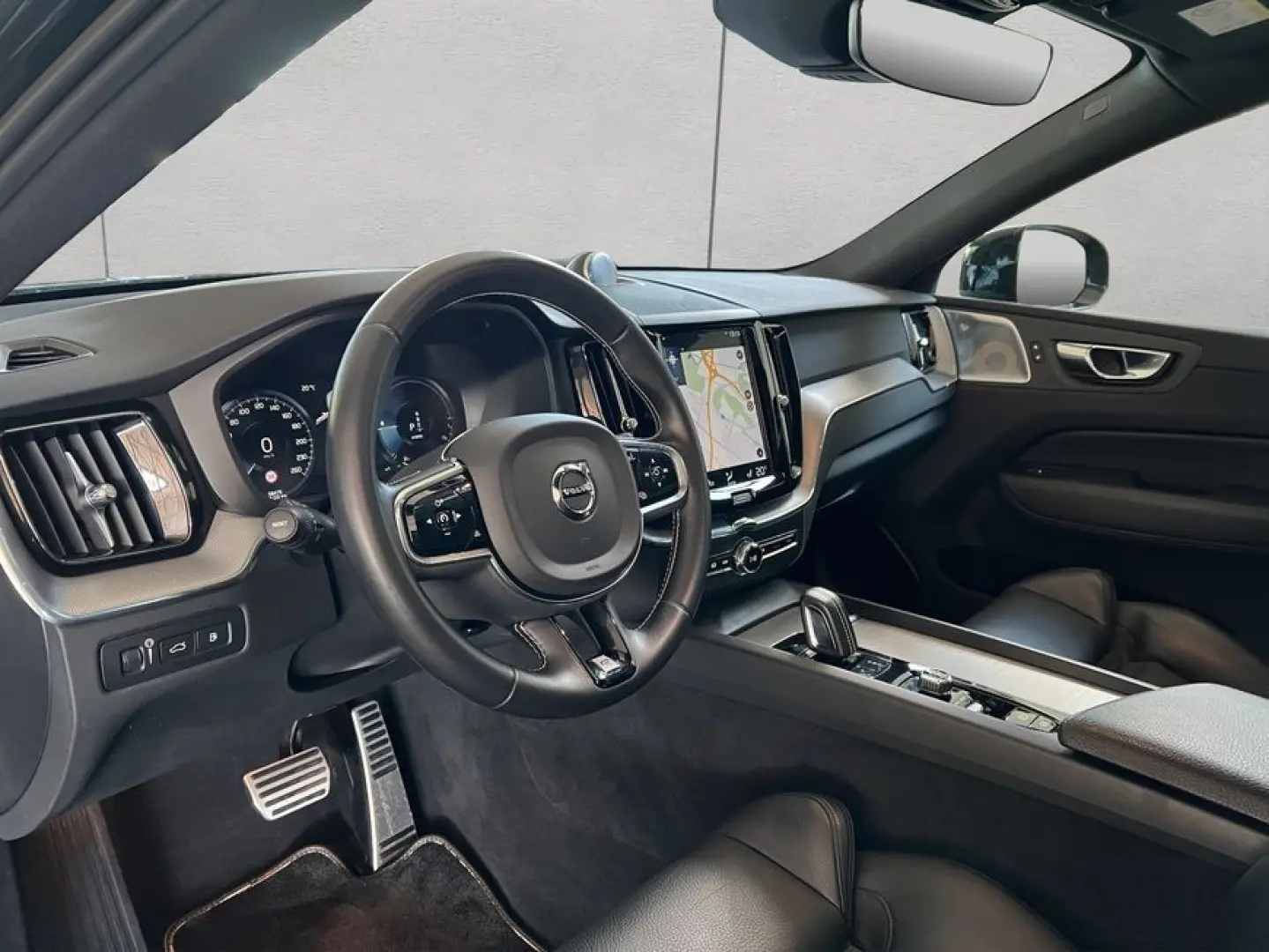XC60 T8 Twin-Engine AWD R-Design Glasd 22'' Head