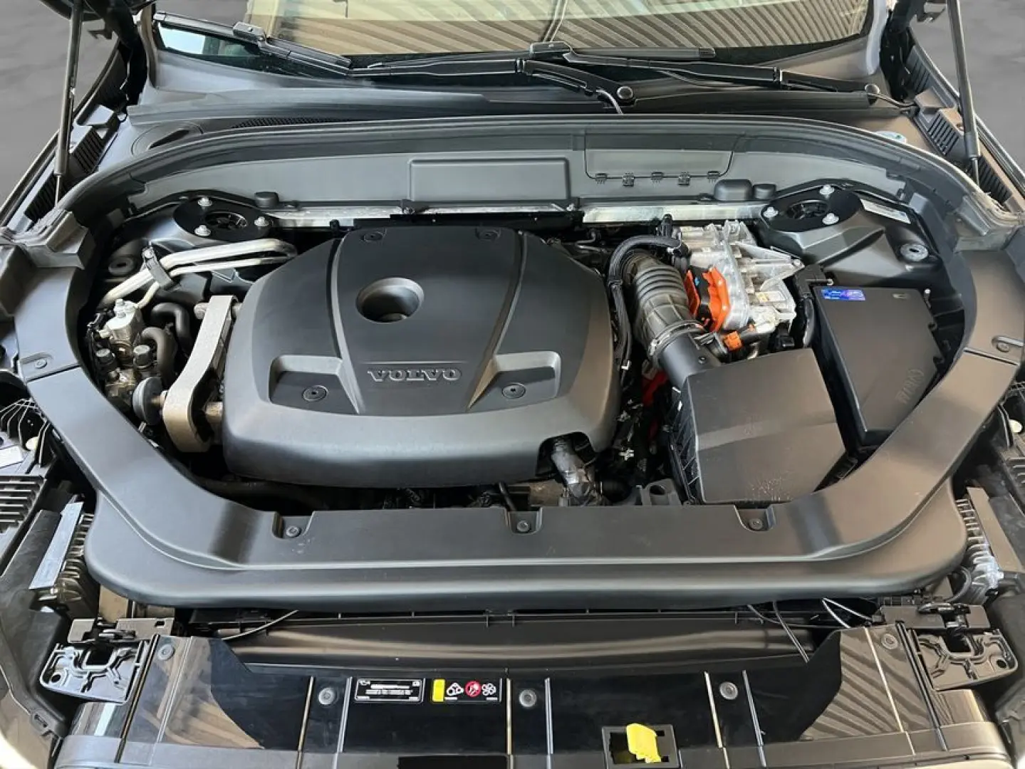 XC60 T8 Twin-Engine AWD R-Design Glasd 22'' Head