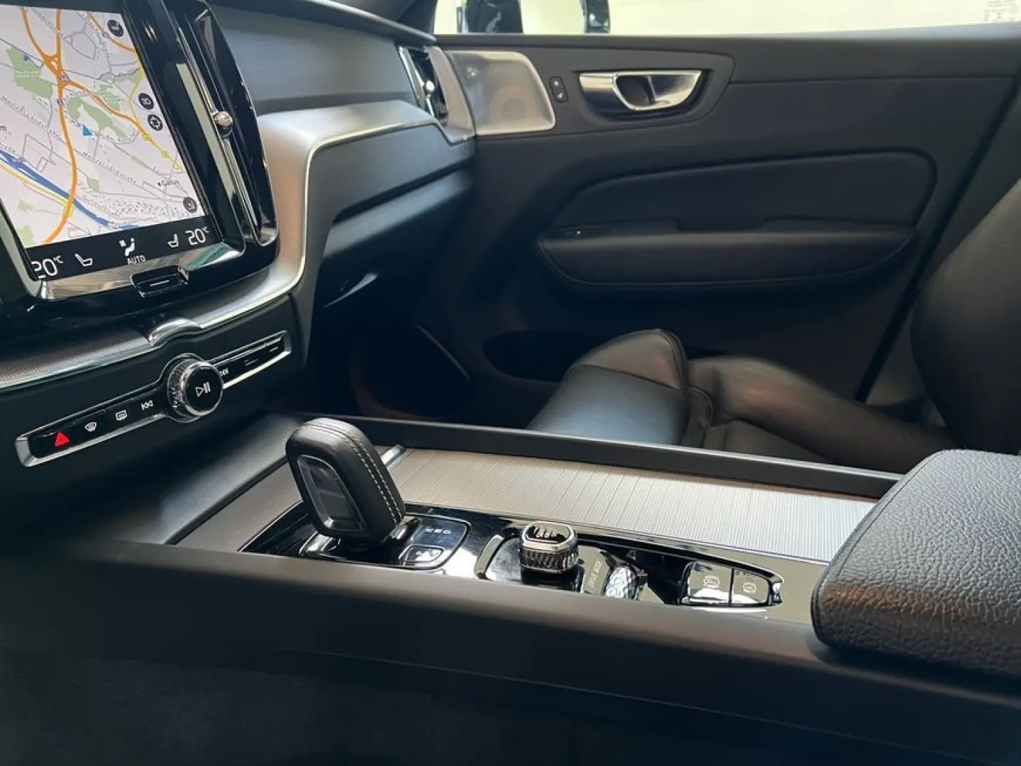 XC60 T8 Twin-Engine AWD R-Design Glasd 22'' Head