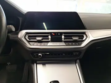 330i xDrive Limousine PDC LCP DAB Glasdach Navi