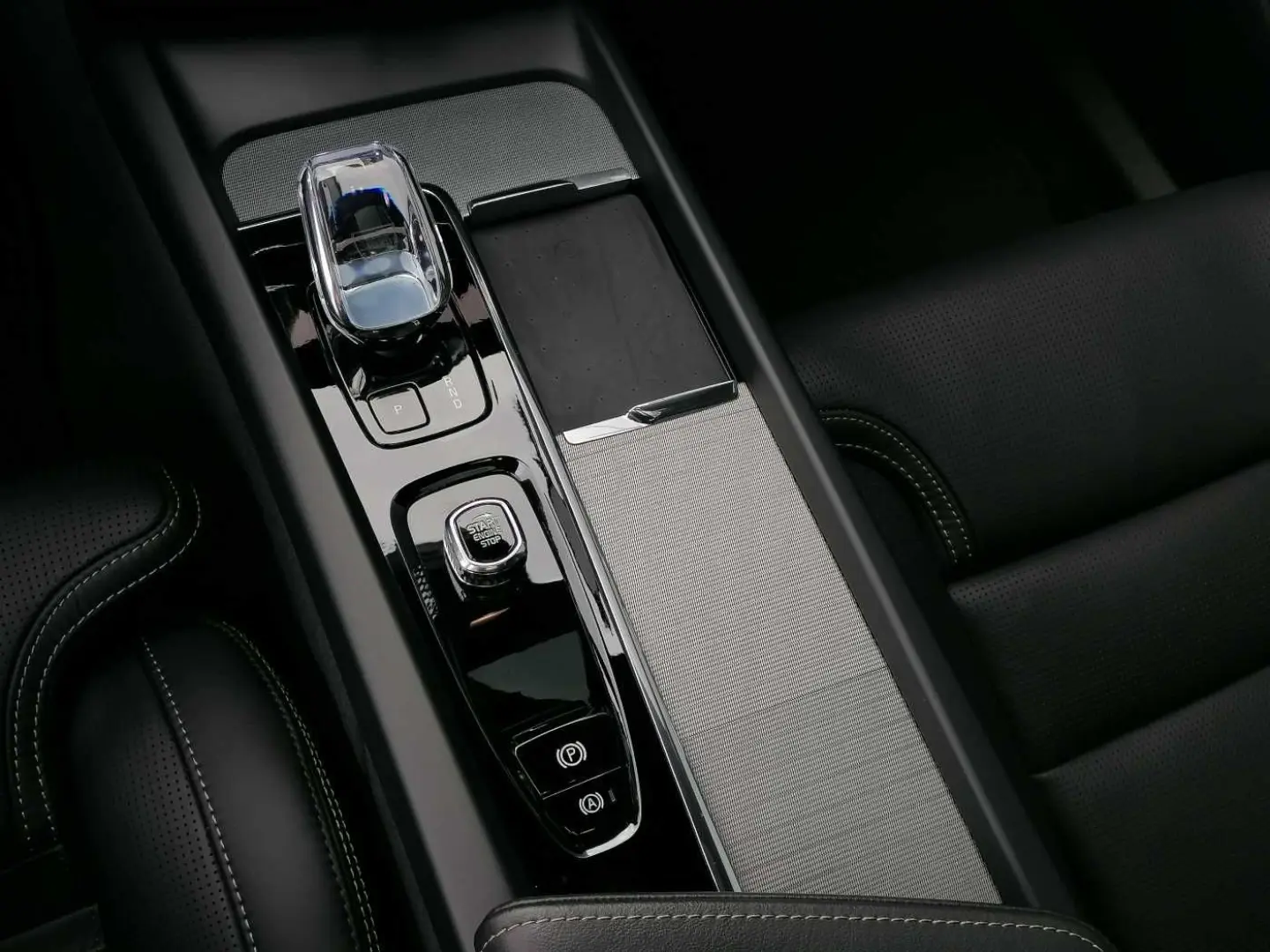 XC60 T8 AWD Twin Engine Ultimate Black Edition