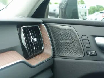XC60 Recharge Plus T8 AWD/Pano/H&K/FourC/360°