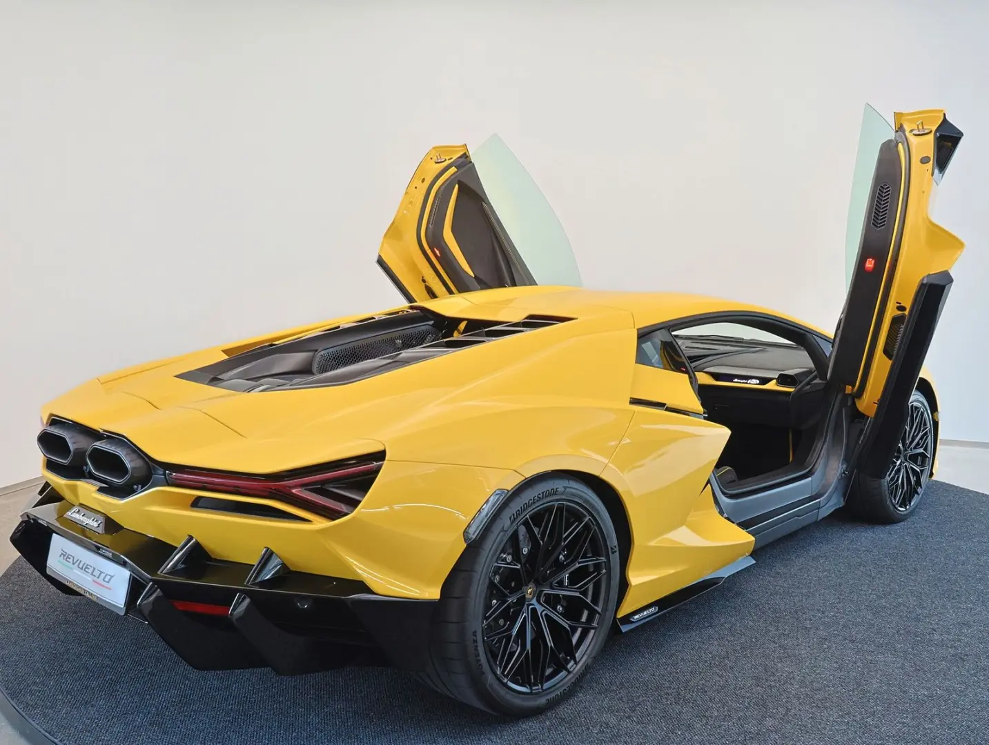 Revuelto 6.5 V12 HPEV