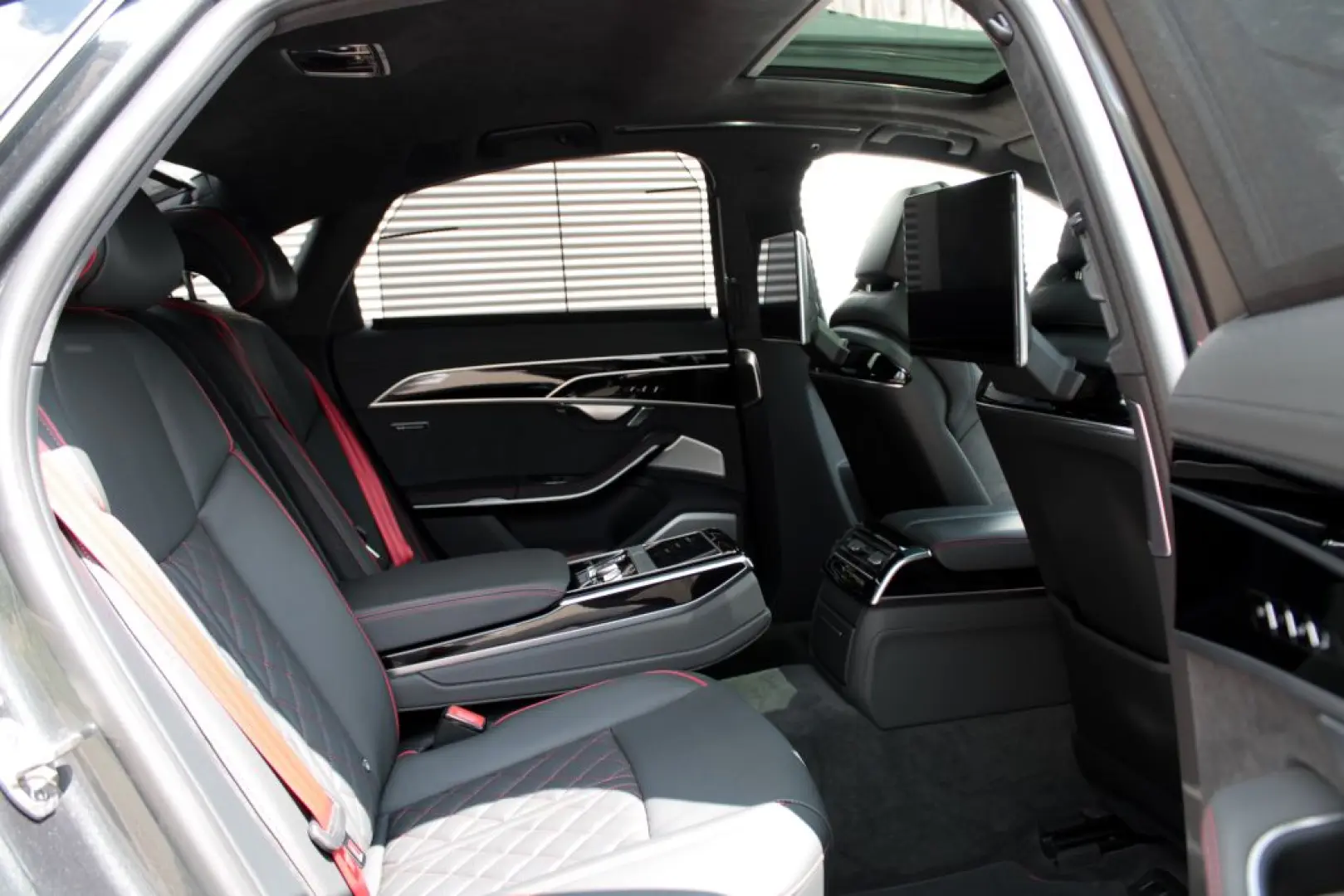 S8 4.0TFSI UPE194 EXCLUSIVE TV LM21 STHZ