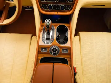 2024 Bentley Bentayga Azure V8