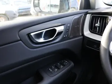 XC60 Plus Bright T8 AT8 eAWD