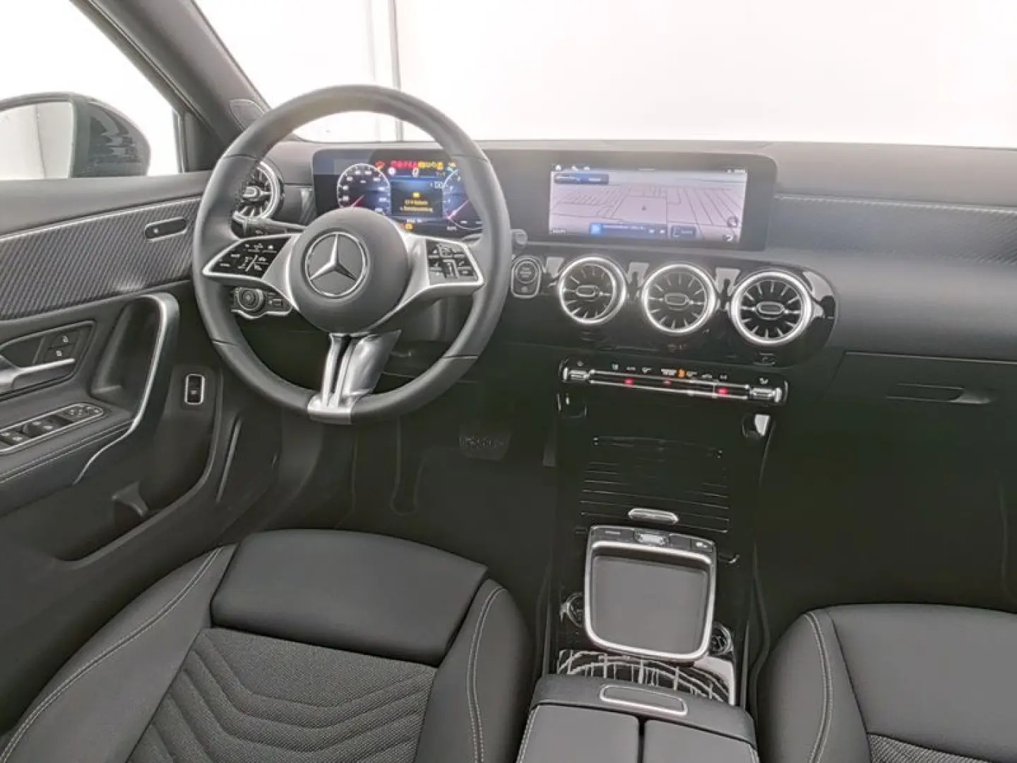 MERCEDES BENZ A180 Limousine Progressive Night+LEASING