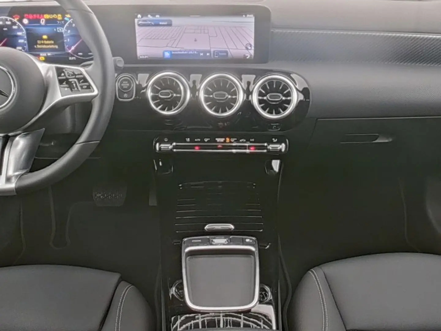 MERCEDES BENZ A180 Limousine Progressive Night+LEASING