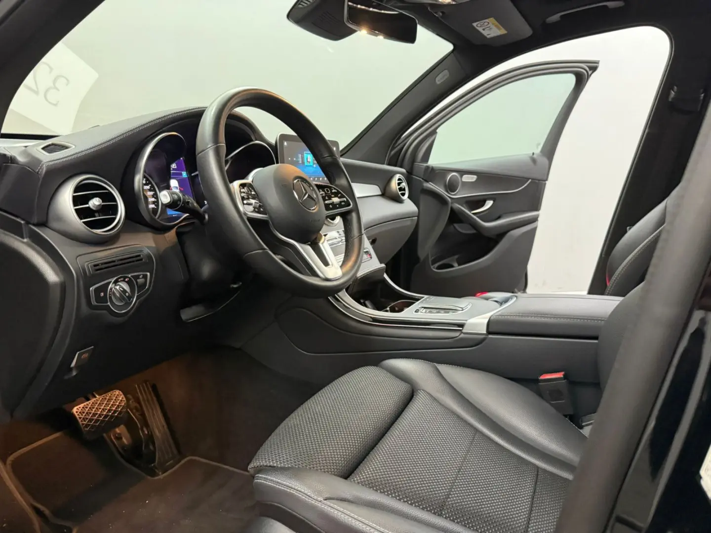 MERCEDES BENZ GLC 200d 4M Night*PANO*DISTR+*LEASING