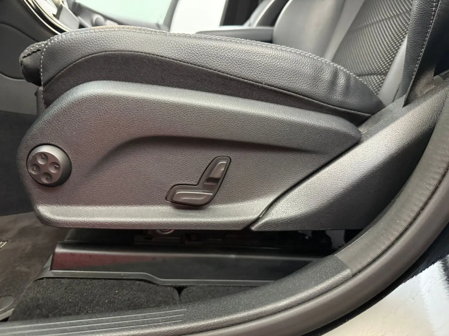 MERCEDES BENZ GLC 200d 4M Night*PANO*DISTR+*LEASING