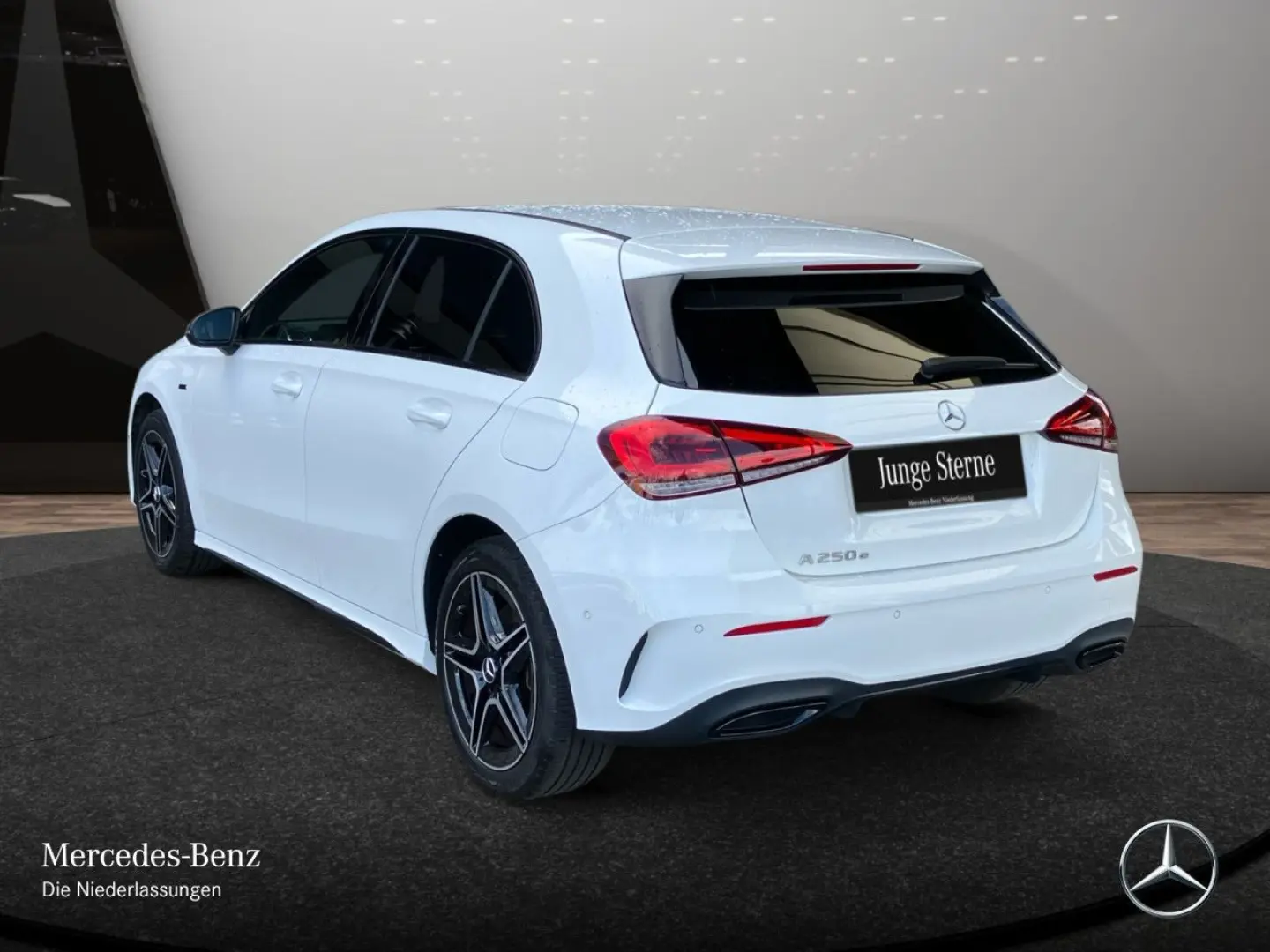 MERCEDES BENZ A250 e AMG/Night/LED/CarPlay/LEASING