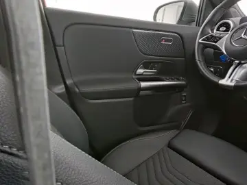 MERCDES BENZ GLA 180 PROGRESSIVE +KAMERA+LED+LEASING