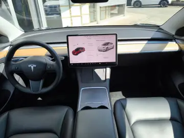 Model 3 RWD PANO+LED+NAVI+SHZ+KAMERA+ACC+WP