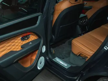 Bentayga Azure V8 |Black Line|Touring Spec|22