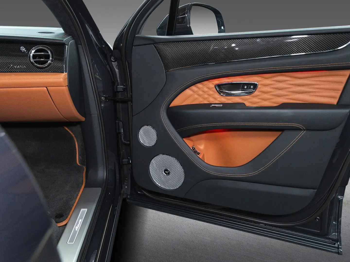 Bentayga Azure V8 |Black Line|Touring Spec|22