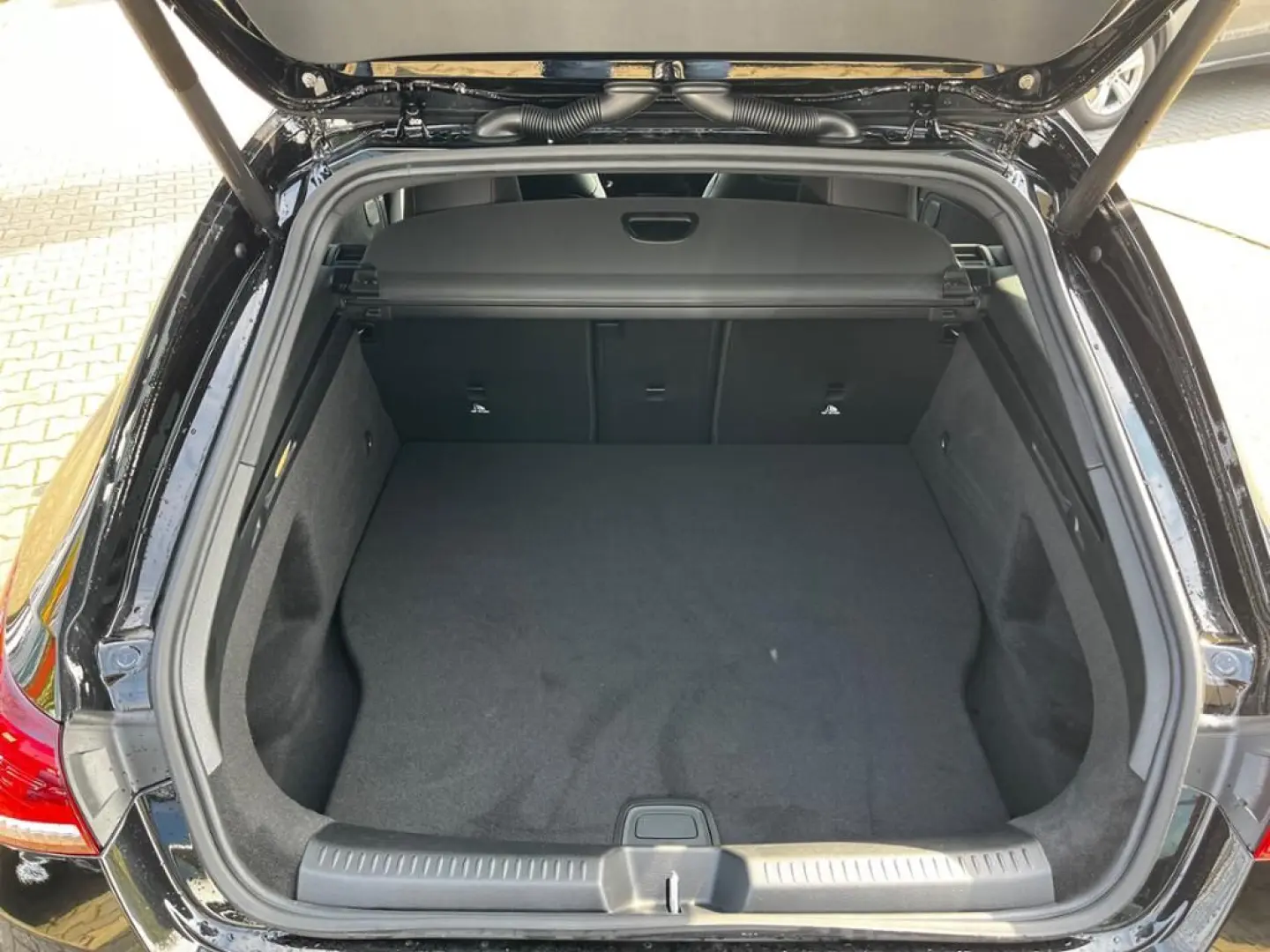 CLA 250 e SB +AMG+SHZ+PDC+Night+S-Sitz+KAM+SpurH