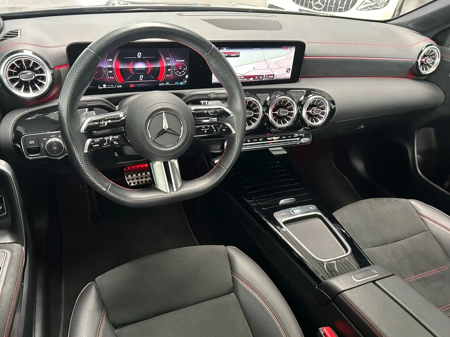 CLA 250 4M AMG PREMIUM-PANORAMA-AHK-MULTIBEAM