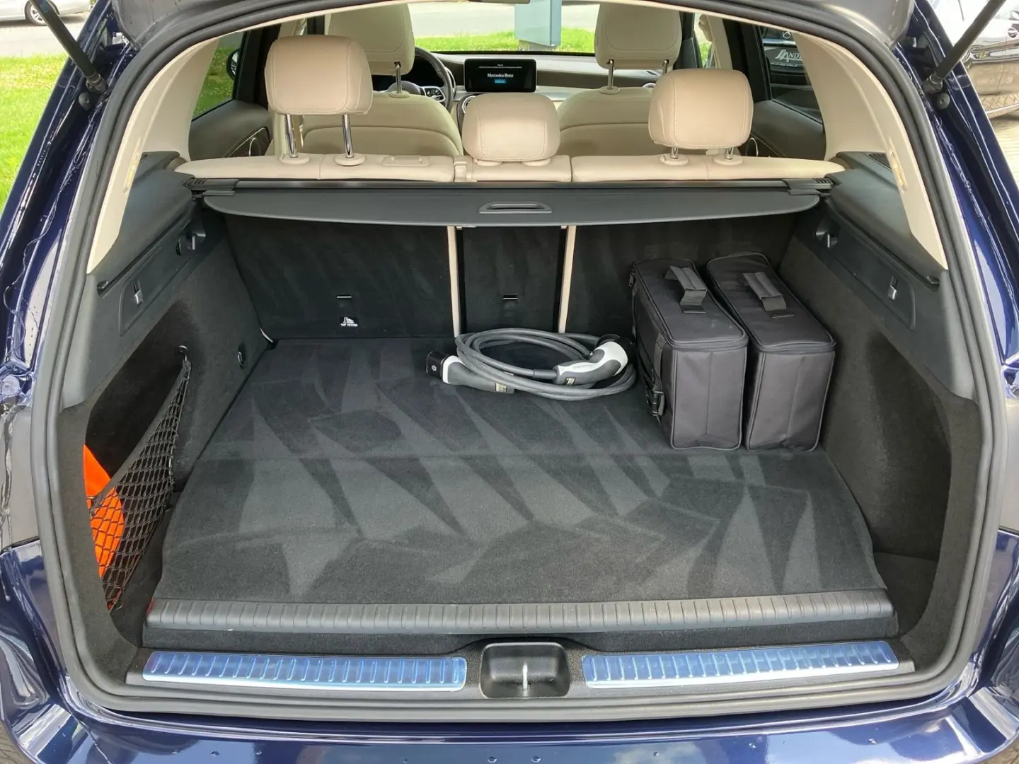 GLC 300 e 4M AMG+MBUX+Distr+digCock+Pano+LED+360