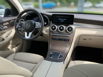 GLC 300 e 4M AMG+MBUX+Distr+digCock+Pano+LED+360