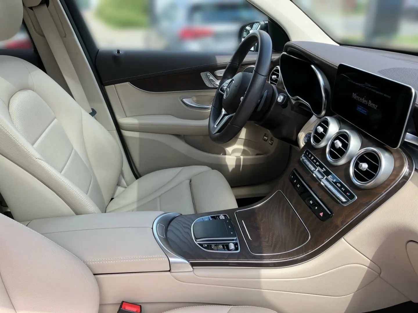 GLC 300 e 4M AMG+MBUX+Distr+digCock+Pano+LED+360