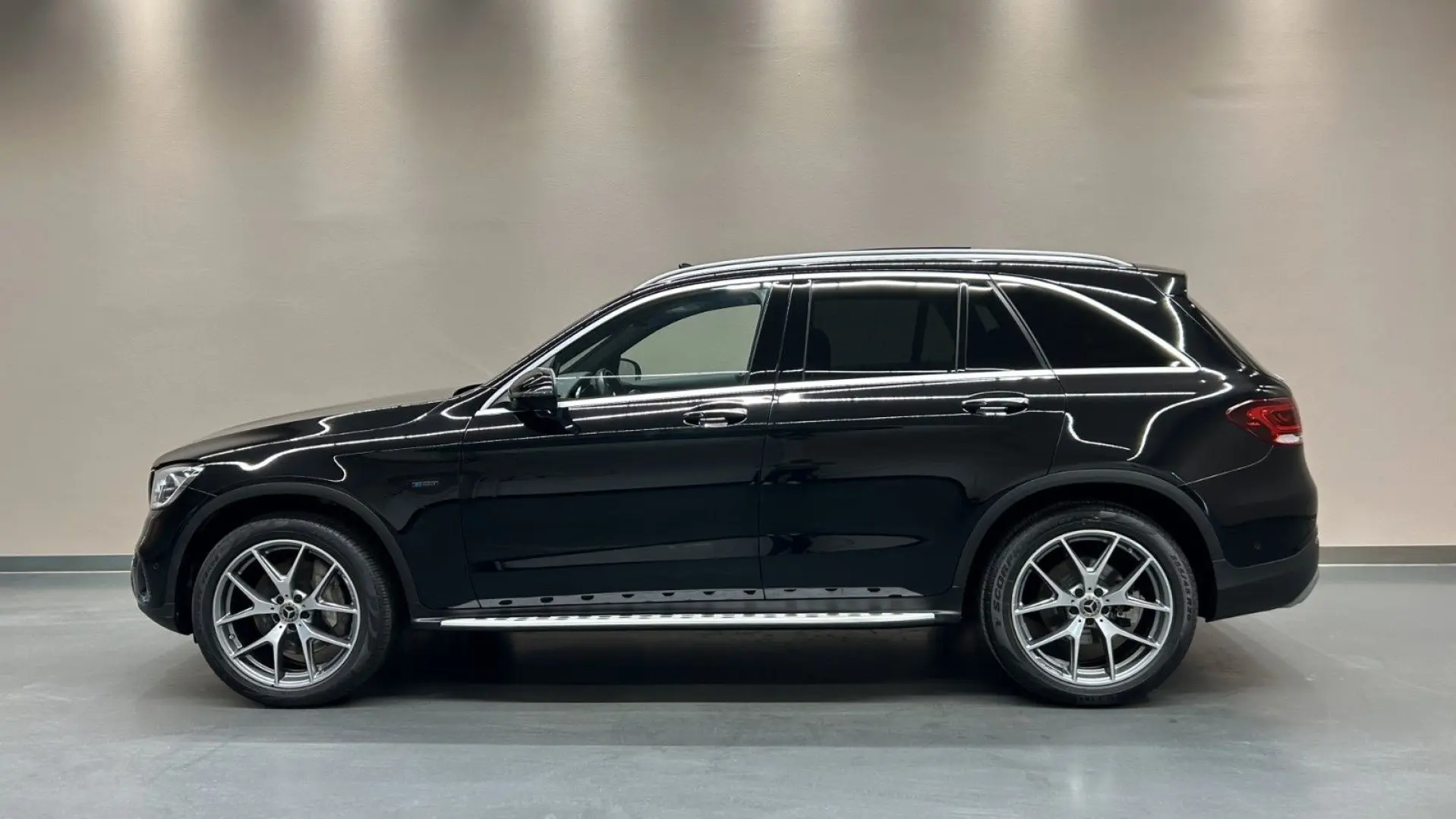 GLC300 e 4M *PANO*BURMESTER*360°*KEYLESS*DISTR.*