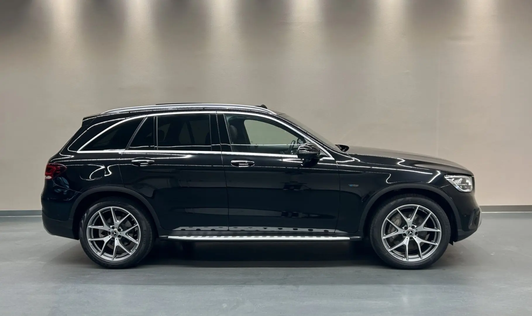 GLC300 e 4M *PANO*BURMESTER*360°*KEYLESS*DISTR.*